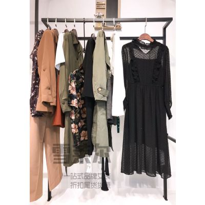 設(shè)計(jì)師女裝折扣店歐莎莉格時(shí)尚上衣尾貨庫存服裝批發(fā)多種面料新款組貨包