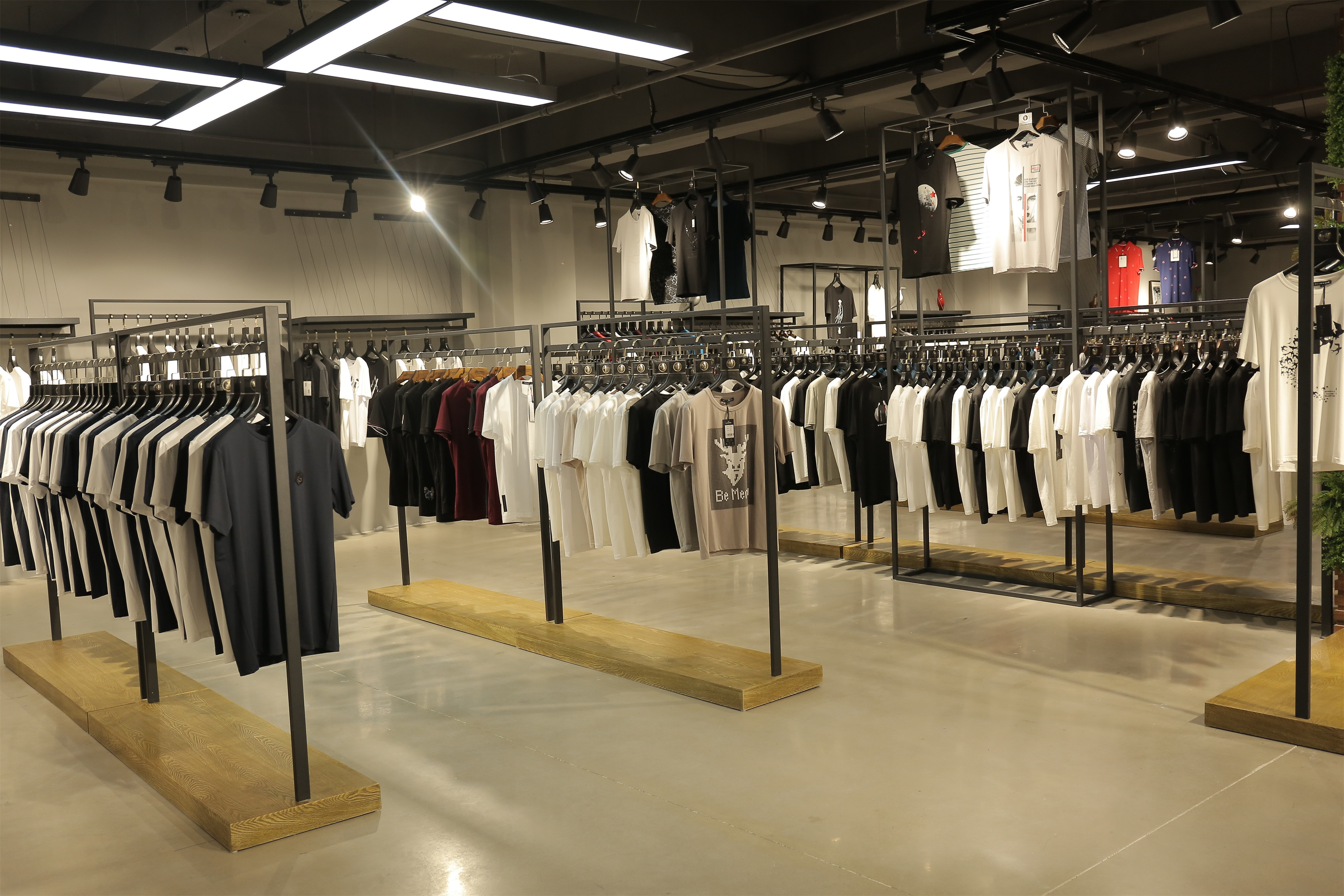 服裝要去哪進(jìn)貨?怎么尋找服裝批發(fā)貨源呢?